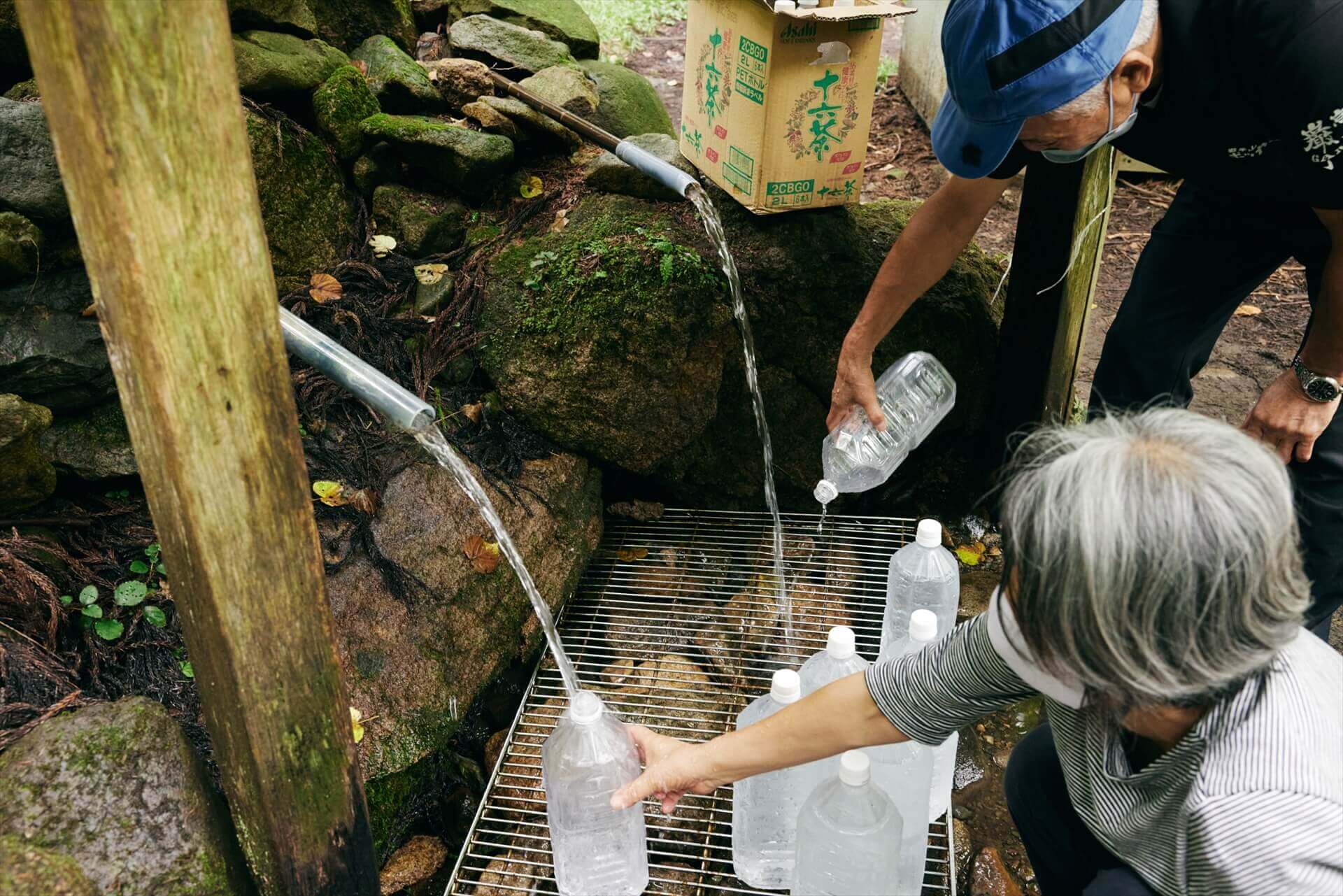 水を汲む人々