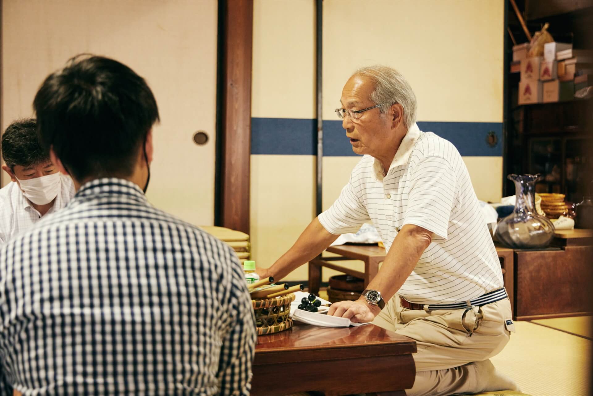 説明を聞いている